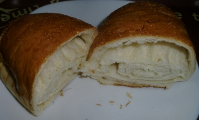 今日のおやつは「塩パン」でした