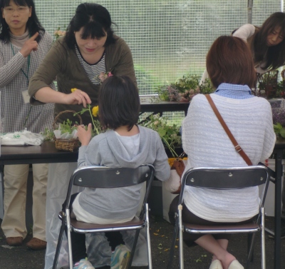 日本フラワーデザイナー協会協賛の フラワーアレンジの製作のお手伝いに