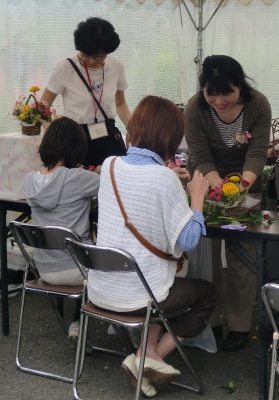 日本フラワーデザイナー協会協賛の フラワーアレンジの製作のお手伝いに