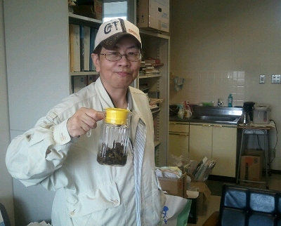 先生の研究所で上勝バン茶をいただいてパチリ