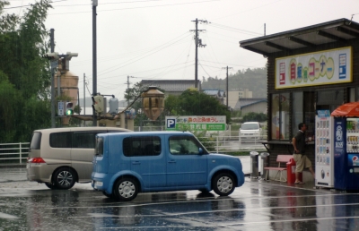 行く道すがら、大雨になろうとは、予想外でしたね