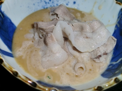 お肉もしゃぶしゃぶしてタレを中へ