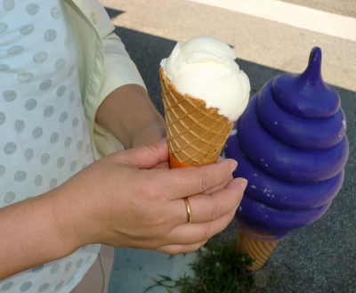 今日のおやつは「ブルーシールのアイスクリーム」でした