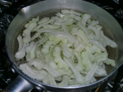 白ゴーヤを使って佃煮を作ってもらいました