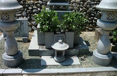 お昼前からスーパーにて にぎり寿司を買ってお墓参りに行きました