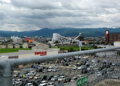 平日のお盆の15日はスーパーも大混雑