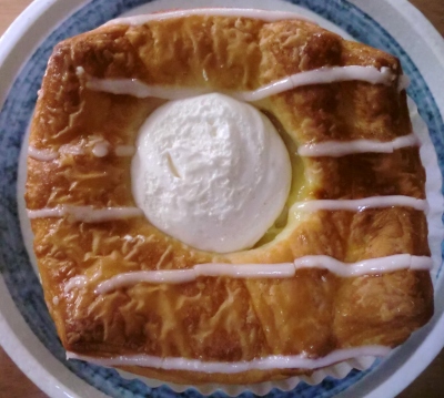 今日のおやつは「プリンデニッシュ」でした