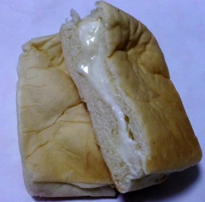今日のおやつは「ダブル豆乳クリームパン」でした