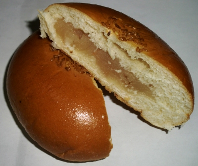 今日のおやつは「白あんパン」でした