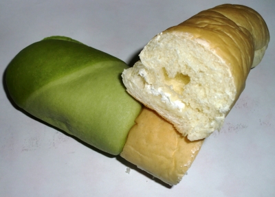 今日のおやつは「ネギみたいなパン」でした