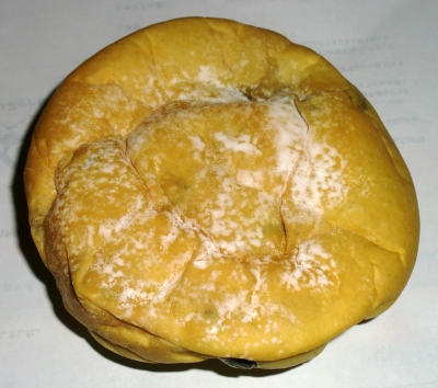 今日のおやつは「豆大福風パン」でした