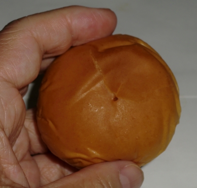 今日のおやつは「薄皮ネクターピーチクリームパン」でした