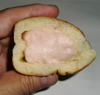 今日のおやつは「薄皮ネクターピーチクリームパン」でした