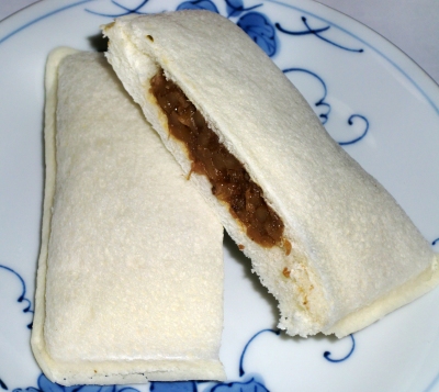 今日のおやつは「ランチパック(なみえ焼きそば風)」でした