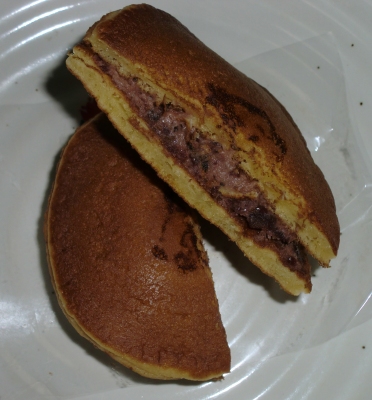 今日のおやつは「もちもち生クリームどら焼き」でした