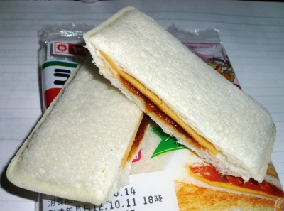 今日のおやつは「ランチパック(トマトピザ風味)」でした