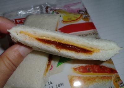 今日のおやつは「ランチパック(トマトピザ風味)」でした