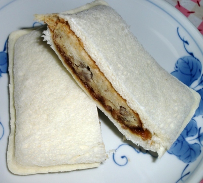 今日のおやつは「ランチパック(北上コロッケ風)」でした