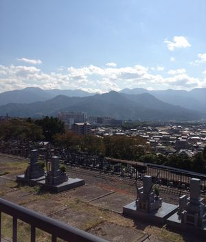 遠くを見ると愛媛大学医学部付属病院が見えます