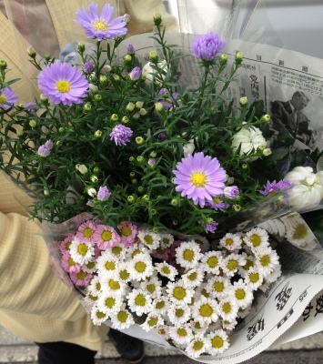 仏事の生花アレンジメントを関東へ送りました
