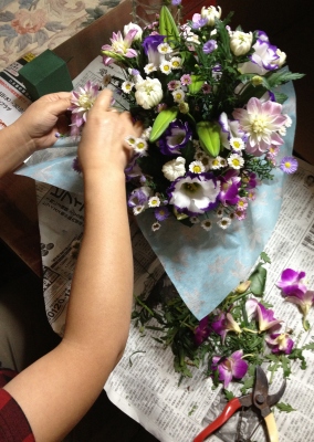 仏事の生花アレンジメントを関東へ送りました