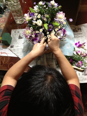 仏事の生花アレンジメントを関東へ送りました