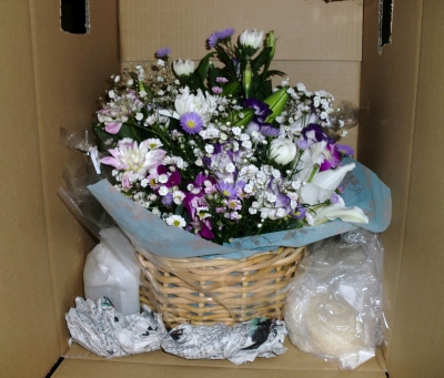 仏事の生花アレンジメントを関東へ送りました