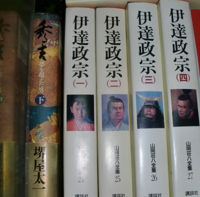 読書の秋と言うけれど親父の本棚は図書館並です