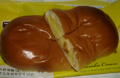 今日のおやつは「やわらかくり〜むぱん」でした