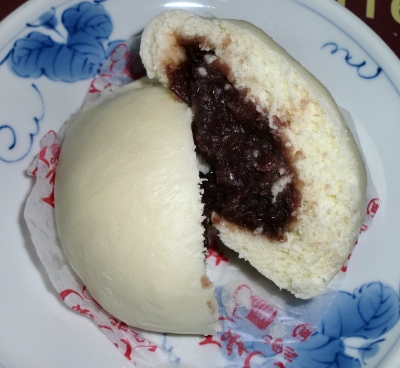 今日のおやつは「あんまん・肉まん」でした