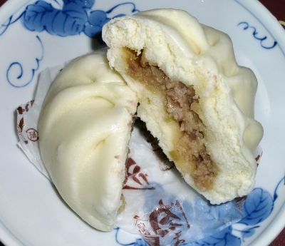 今日のおやつは「あんまん・肉まん」でした