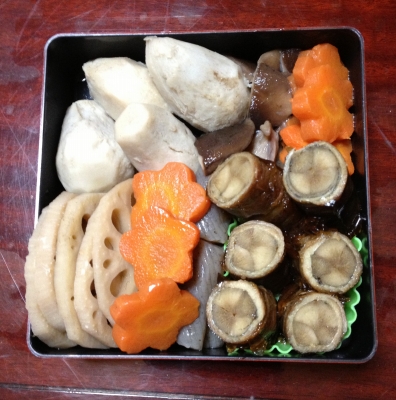 1月1日は家族でお寿司・おせち料理を食べて楽しみました