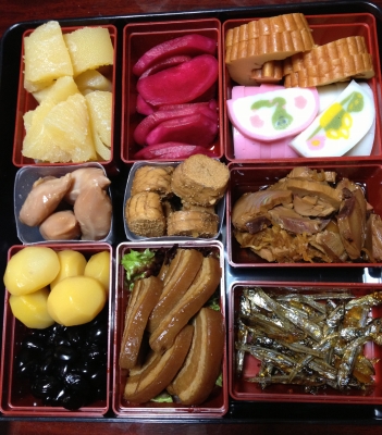 1月1日は家族でお寿司・おせち料理を食べて楽しみました