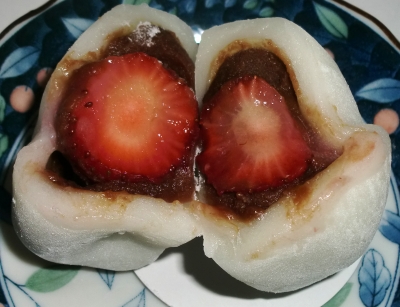 今日のおやつは「苺チョコ大福」でした