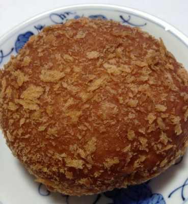 今日のおやつは「鹿児島黒豚カレーパン」でした