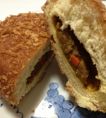 今日のおやつは「鹿児島黒豚カレーパン」でした