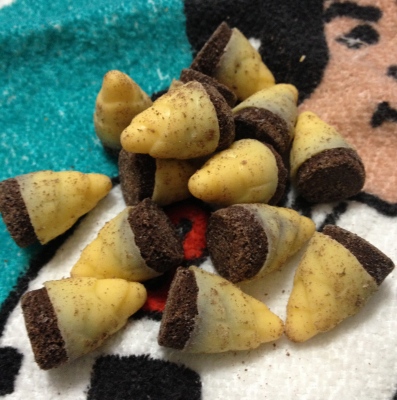 今日のおやつは「たけのこの里・バナナ」でした