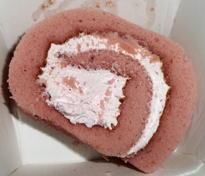 今日のおやつは「いちごの手巻きロール」でした