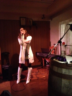 美来ちゃんの撮影会を楽しんだ後は、街のあかりでライブでした