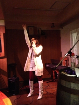 美来ちゃんの撮影会を楽しんだ後は、街のあかりでライブでした