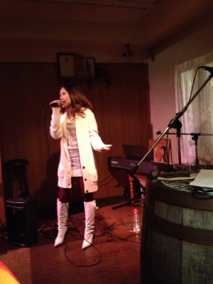 美来ちゃんの撮影会を楽しんだ後は、街のあかりでライブでした