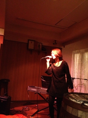 美来ちゃんの撮影会を楽しんだ後は、街のあかりでライブでした