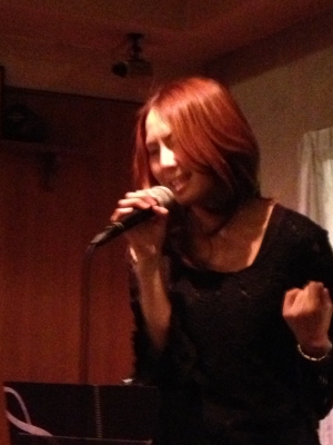 美来ちゃんの撮影会を楽しんだ後は、街のあかりでライブでした