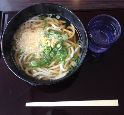 朝ご飯に、おにぎりを食べて、昼食に、うどんを食べながら