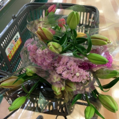お祝いの生花アレンジメントを製作しました
