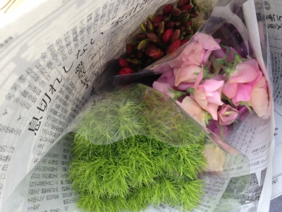 お祝いの生花アレンジメントを製作しました
