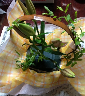 お祝いの生花アレンジメントを製作しました