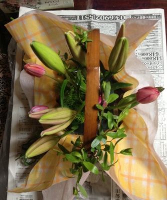 お祝いの生花アレンジメントを製作しました