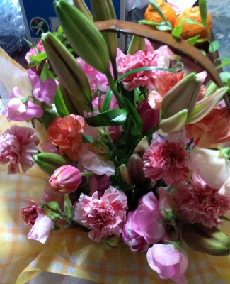 お祝いの生花アレンジメントを製作しました