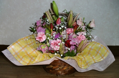 お祝いの生花アレンジメントを製作しました